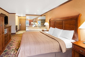 Deluxe Suite, 1 King Bed, Hot Tub, Balcony, Lake View