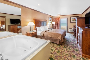 Deluxe Suite, 1 King Bed, Hot Tub, Balcony, Lake View