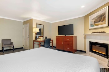 Standard Room, 1 Queen Bed, Non Smoking, Fireplace (Larger Room)