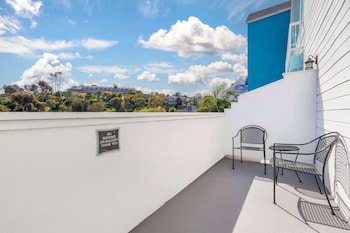Suite, 1 King Bed, Accessible, Refrigerator (with Single Sofabed)