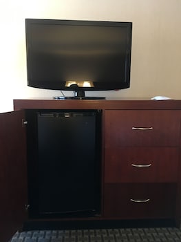 Standard Room, 1 Queen Bed, Non Smoking, Fireplace (Larger Room)