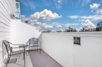 Standard Room, 1 King Bed, Accessible, Refrigerator (Larger Room)