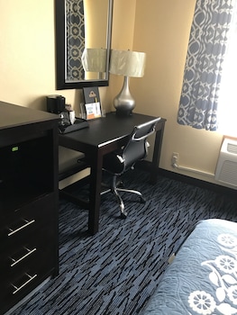 Room, 1 Queen Bed, Refrigerator & Microwave