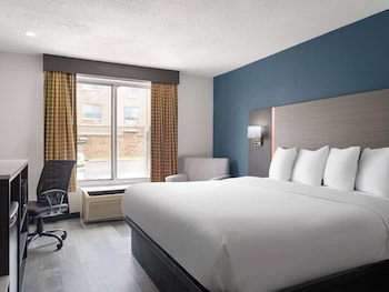 Room, 1 King Bed, Accessible, Non Smoking (Mobility/Hearing, Roll in Shower)