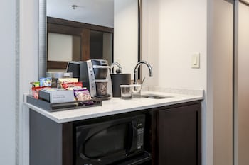 Suite, 1 King Bed, Accessible, Corner (Bathtub)