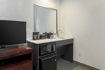 Suite, 1 King Bed, Accessible, Corner (Bathtub)