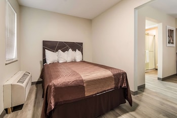 Suite, 1 King Bed, Smoking (Upgrade)