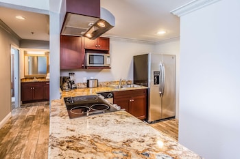 1 Bedroom Suite w/Kitchen, 2 Balconies, Gulf Front,  Non-Smoking