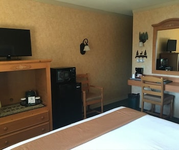 Superior Room, 1 King Bed, Partial Lake View
