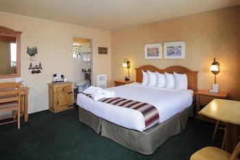 Superior Room, 1 King Bed, Partial Lake View