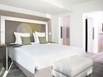 Suite, 1 Queen Bed with Sofa bed