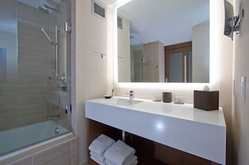 Room, 2 Double Beds, Pool View