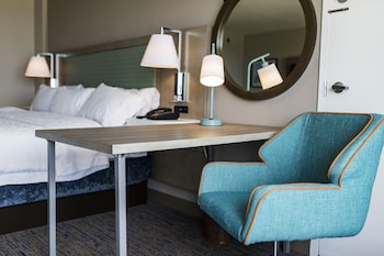 Premium Room, 1 King Bed with Sofa bed, Oceanfront (Study, High Floor)