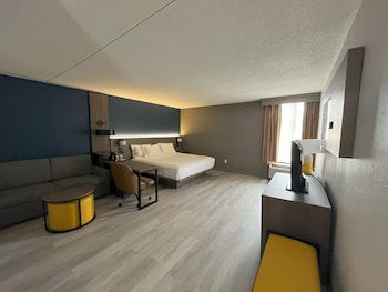 Suite, 1 King Bed, Non Smoking