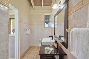 Beachfront Bungalow (2 Double Beds)