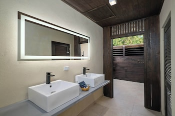 Superior Seaview Room (1 King Beds)