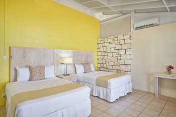 Beachfront Bungalow (2 Double Beds)