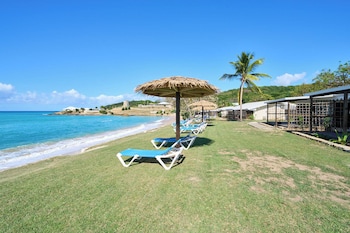 Beachfront Bungalow (2 Double Beds)