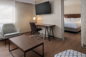 Traditional Suite, 1 King Bed with Sofa bed, Pool View