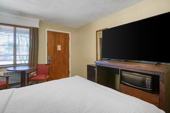 Standard Room, 1 Queen Bed, Non Smoking, Refrigerator & Microwave