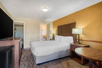 Standard Room, 1 Queen Bed, Non Smoking, Refrigerator & Microwave