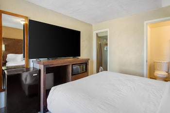 Standard Room, 1 Queen Bed, Non Smoking, Refrigerator & Microwave