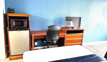 Room, 1 King Bed, Smoking