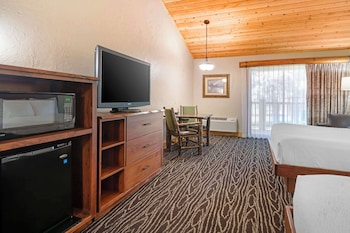 Standard Room, 2 Queen Beds, Non Smoking, Refrigerator & Microwave (Pet Friendly)