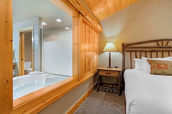 Suite, 1 King Bed, Non Smoking, Jetted Tub (with Sofabed;No Pets in room type)
