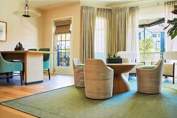 Suite, 1 King Bed, Patio