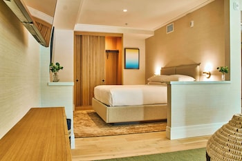 Suite, 1 King Bed, Patio