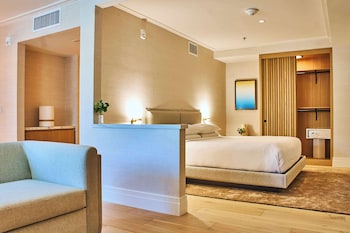 Suite, 1 King Bed, Bathtub (Mobility)