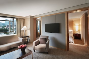 Executive Suite, 1 King Bed, City View
