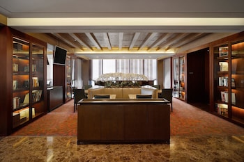 Club Suite, 1 King Bed, City View
