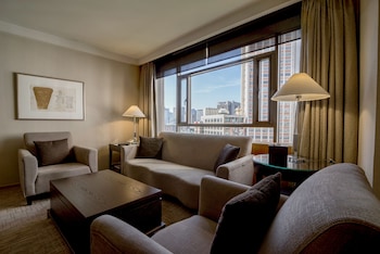 Executive Suite, 1 King Bed, City View