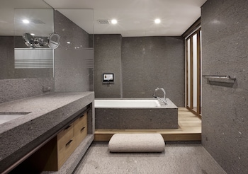 Club Suite, 1 King Bed, City View