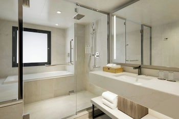 Premium Room, 1 King Bed, Corner