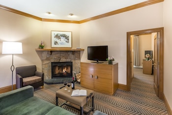 Junior Suite, 1 King Bed, Fireplace