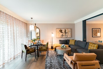 Luxury Suite (2 Double beds, Lakefront)