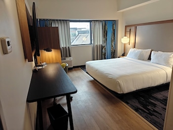 Room, 1 King Bed, Hearing Accessible (Transfer Shower)