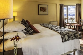 Superior Room, 1 King Bed, Partial Lake View