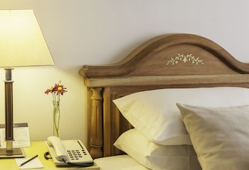 Classic Room, 1 Queen Bed (Pool Access)