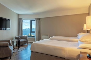 Superior Room, 2 Twin Beds, Partial Lake View