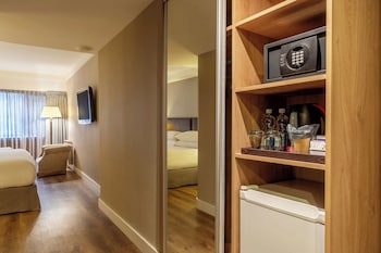 Superior Room, 1 King Bed, Partial Lake View