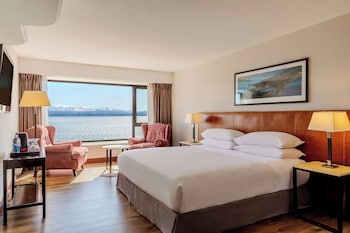 Deluxe Room, 1 King Bed, Lake View (Pool Access)
