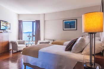 Superior Room, 2 Twin Beds, Partial Lake View