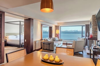 Suite, 1 King Bed, Lake View (Pool Access)