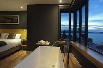 Suite, 1 King Bed, Lake View (Pool Access)