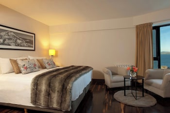 Superior Room, 1 King Bed, Partial Lake View