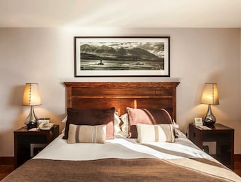 Superior Room, 1 King Bed, Partial Lake View